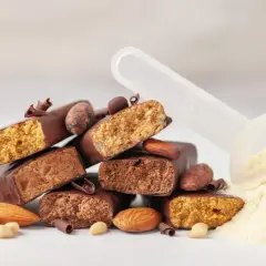 Barrette proteiche, cacao e frutta secca. Attenzione, le barrette proteiche fanno ingrassare se consumate in eccesso.