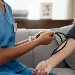 Infermiere controlla la pressione per assicurarsi che la pastiglia non abbassi troppo la pressione.