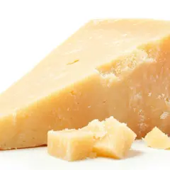 Un pezzo di Grana Padano, con scaglie sparse. Un alimento gustoso, ma attenzione al colesterolo.