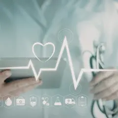 Medico con tablet e stetoscopio, elettrocardiogramma stilizzato con cuore, icone mediche e un battito cardiaco di 55 battiti al minuto a riposo.