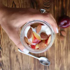 Un vasetto di yogurt con frutta e mandorle. Attenzione, le mandorle alzano la glicemia, ma sono deliziose!