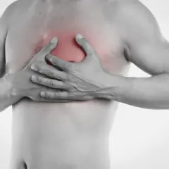 Uomo con mani sul petto, evidenziato in rosso, che simboleggia fitte al petto di pochi secondi.