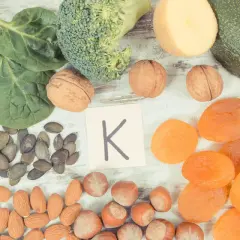 Alimenti ricchi di vitamina K, utili per chi assume Coumadin. Spinaci, broccoli, avocado, noci, mandorle, albicocche secche.
