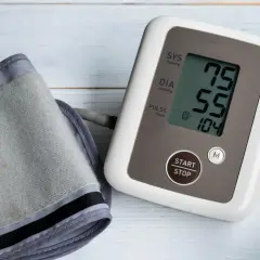 Misuratore di pressione con valori 75/55. Se la pressione è 90 60 cosa fare? Consultare un medico.