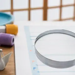 Lente d'ingrandimento su grafico, provette e statuetta di gru. Analisi del sodio nel sangue.