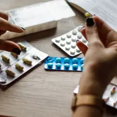 Mani con pillole e blister, cercando alternative cosa prendere al posto delle statine.
