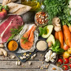 Ingredienti per il digiuno intermittente: carne, pesce, verdure, frutta, legumi, quinoa, avocado, spezie.
