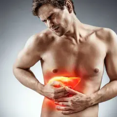Uomo con dolore addominale, fegato evidenziato in rosso. Speranza di guarigione dalla cirrosi epatica.