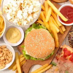 Hamburger, patatine, popcorn, ciambelle e pizza: ecco i 10 alimenti più dannosi per il fegato.