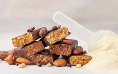 Barrette proteiche, cacao e frutta secca. Attenzione, le barrette proteiche fanno ingrassare se consumate in eccesso.