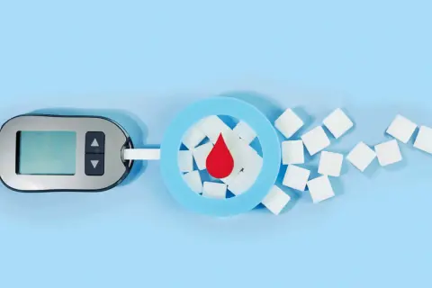 Glucosio alto, glicemia a 500. Misuratore di glicemia, zollette di zucchero e goccia di sangue su sfondo azzurro.