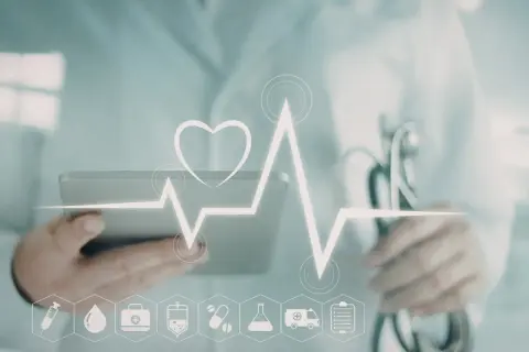 Medico con tablet e stetoscopio, elettrocardiogramma stilizzato con cuore, icone mediche e un battito cardiaco di 55 battiti al minuto a riposo.