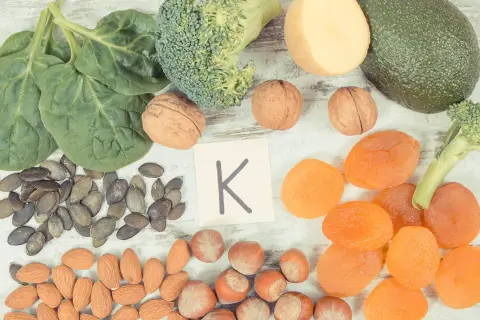 Alimenti ricchi di vitamina K, utili per chi assume Coumadin. Spinaci, broccoli, avocado, noci, mandorle, albicocche secche.