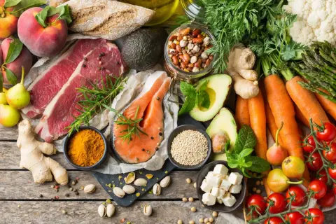 Ingredienti per il digiuno intermittente: carne, pesce, verdure, frutta, legumi, quinoa, avocado, spezie.