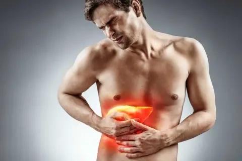 Uomo con dolore addominale, fegato evidenziato in rosso. Speranza di guarigione dalla cirrosi epatica.