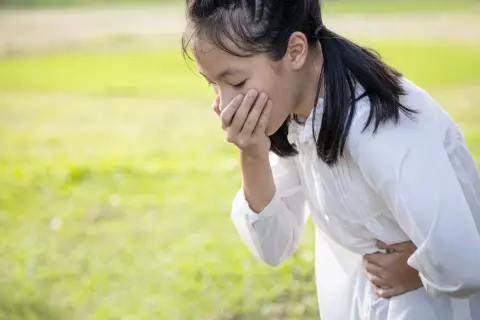 Bambina con mal di pancia e nausea, forse per i corpi chetonici alti.