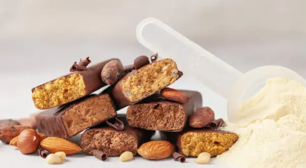 Barrette proteiche, cacao e frutta secca. Attenzione, le barrette proteiche fanno ingrassare se consumate in eccesso.