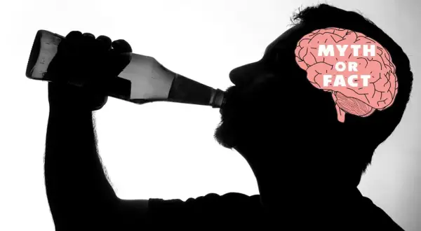 Silhouette di uomo beve da bottiglia, con cervello che mostra "Mito o Fatto". Il fegato ne risente, lasciando una bocca amara.