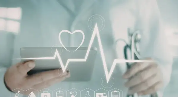 Medico con tablet e stetoscopio, elettrocardiogramma stilizzato con cuore, icone mediche e un battito cardiaco di 55 battiti al minuto a riposo.