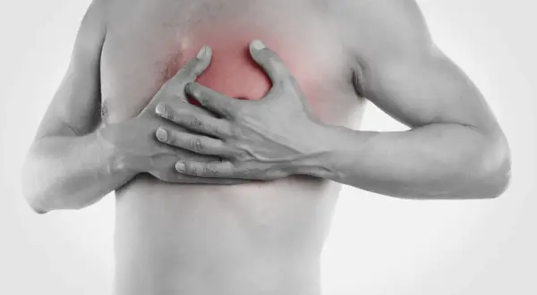 Uomo con mani sul petto, evidenziato in rosso, che simboleggia fitte al petto di pochi secondi.