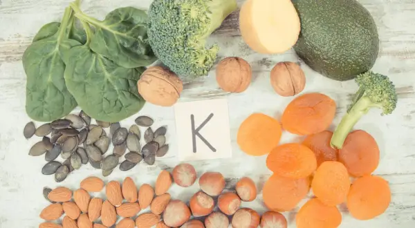 Alimenti ricchi di vitamina K, utili per chi assume Coumadin. Spinaci, broccoli, avocado, noci, mandorle, albicocche secche.
