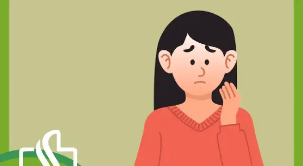 Donna preoccupata con mano sul viso, possibile sintomo di glicemia bassa in gravidanza.