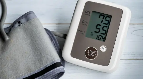 Misuratore di pressione con valori 75/55. Se la pressione è 90 60 cosa fare? Consultare un medico.