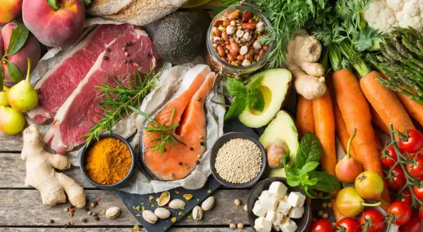 Ingredienti per il digiuno intermittente: carne, pesce, verdure, frutta, legumi, quinoa, avocado, spezie.