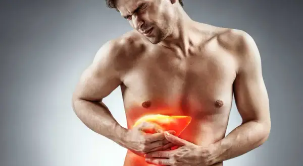Uomo con dolore addominale, fegato evidenziato in rosso. Speranza di guarigione dalla cirrosi epatica.