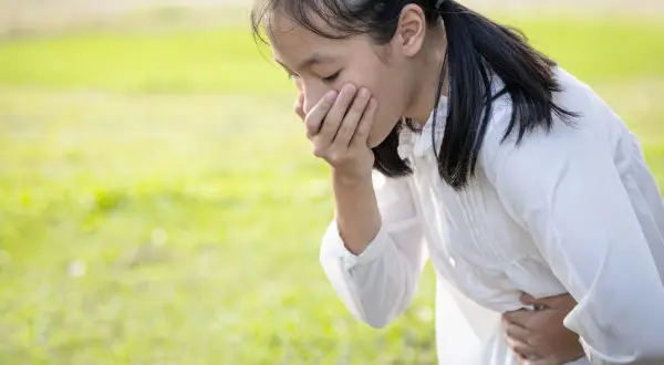 Bambina con mal di pancia e nausea, forse per i corpi chetonici alti.
