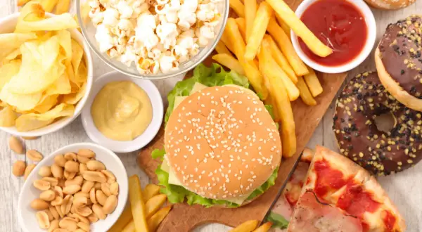 Hamburger, patatine, popcorn, ciambelle e pizza: ecco i 10 alimenti più dannosi per il fegato.