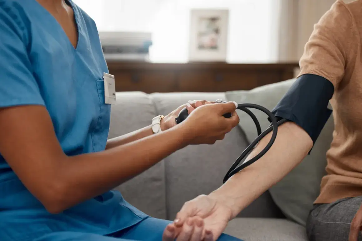 Infermiere controlla la pressione per assicurarsi che la pastiglia non abbassi troppo la pressione.