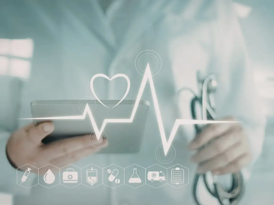 Medico con tablet e stetoscopio, elettrocardiogramma stilizzato con cuore, icone mediche e un battito cardiaco di 55 battiti al minuto a riposo.