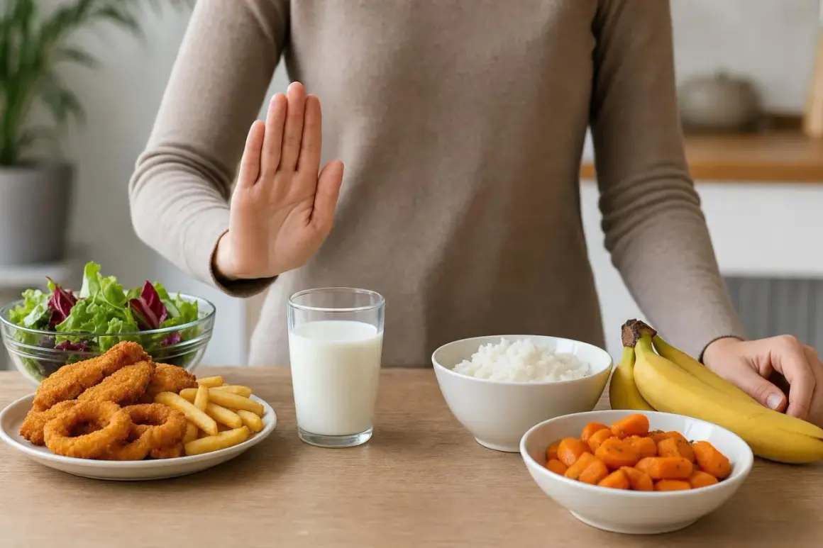 Mano alzata in segno di stop davanti a cibi poco salutari. Si può bere il latte con la diarrea? Meglio di no, meglio optare per riso, carote e banane.