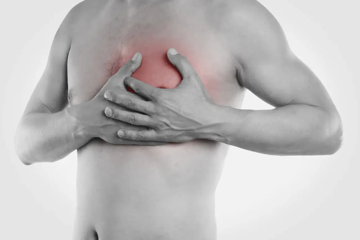Uomo con mani sul petto, evidenziato in rosso, che simboleggia fitte al petto di pochi secondi.