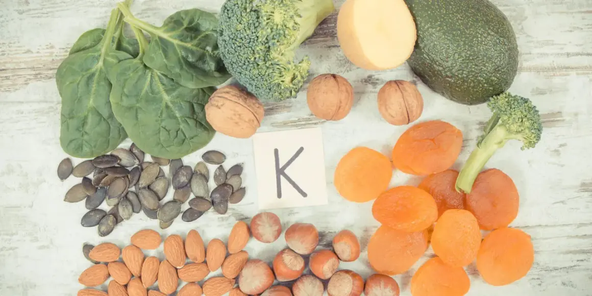 Alimenti ricchi di vitamina K, utili per chi assume Coumadin. Spinaci, broccoli, avocado, noci, mandorle, albicocche secche.