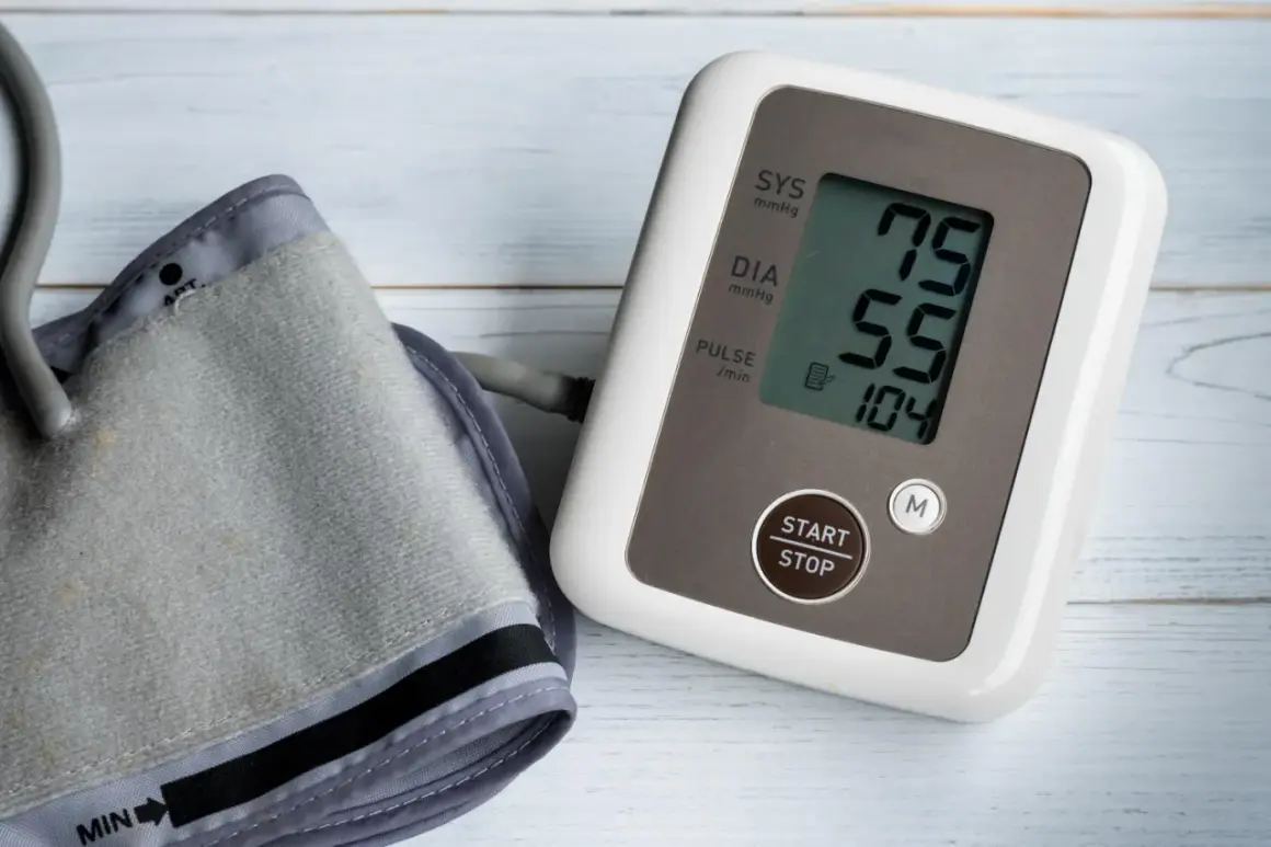 Misuratore di pressione con valori 75/55. Se la pressione è 90 60 cosa fare? Consultare un medico.
