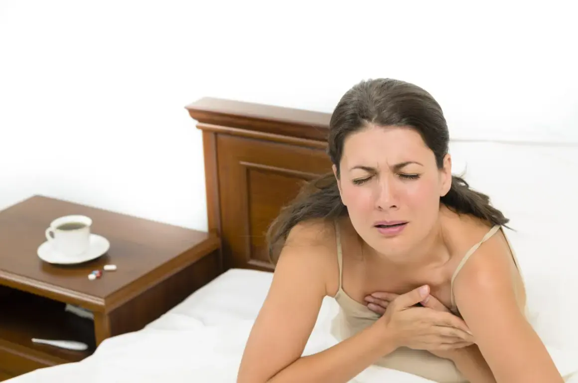 Donna si sveglia di soprassalto con tachicardia, stringendosi il petto. Sul comodino, caffè e pillole.