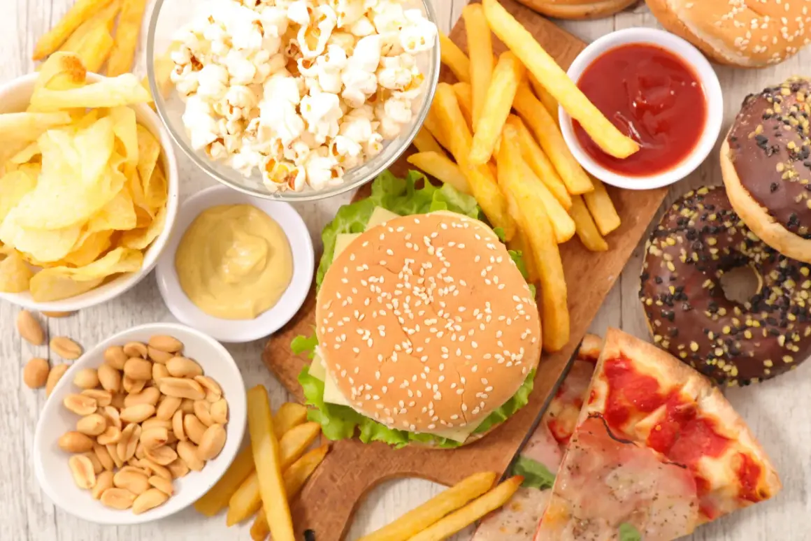Hamburger, patatine, popcorn, ciambelle e pizza: ecco i 10 alimenti più dannosi per il fegato.