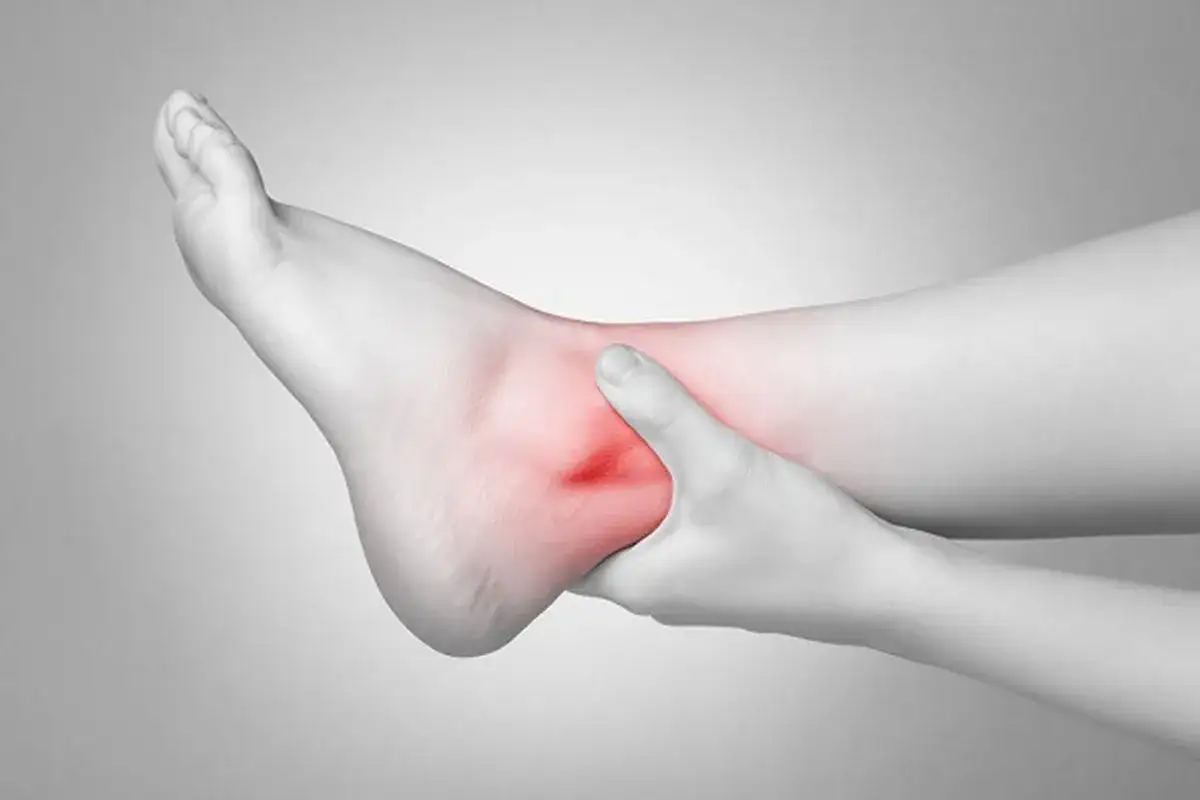 Piedi gonfi e doloranti, un segnale che il fegato potrebbe aver bisogno di attenzione.