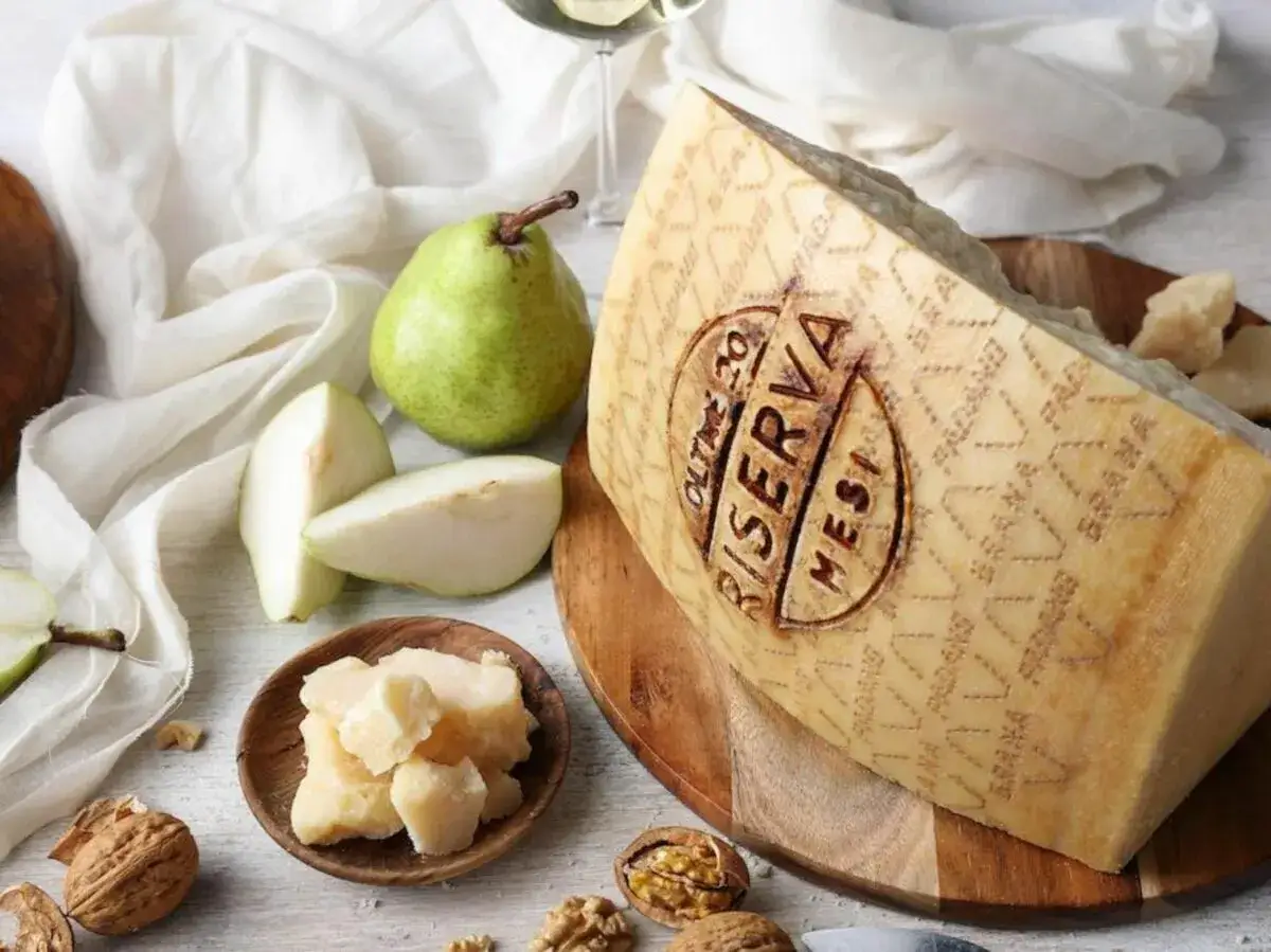 Un pezzo di Grana Padano Riserva 20 mesi, pere e noci. Un abbinamento gustoso, ma attenzione al colesterolo!