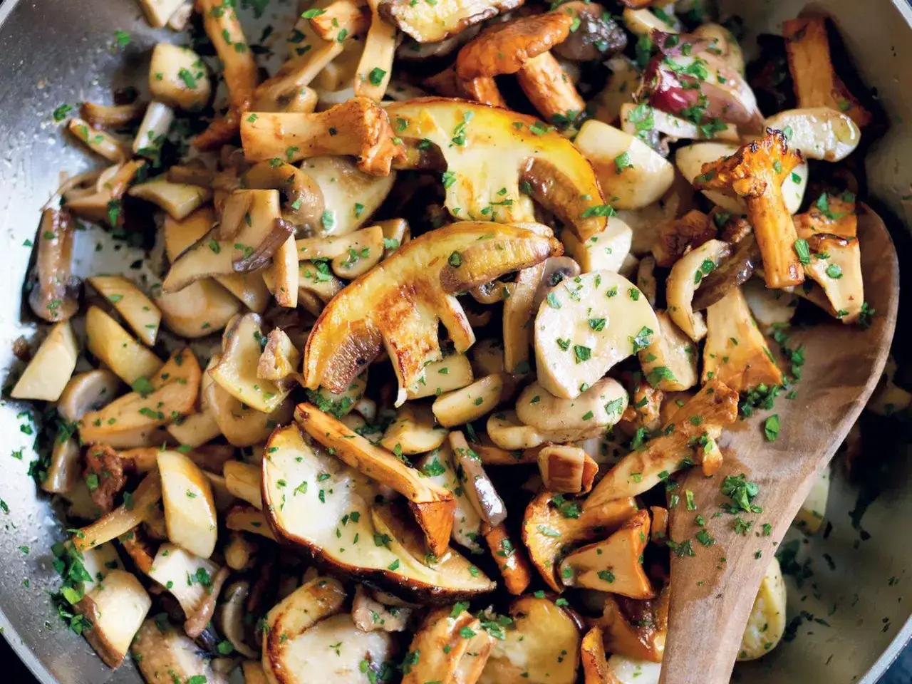 Funghi misti saltati in padella con prezzemolo. Un piatto gustoso che valorizza i valori nutrizionali dei funghi, ricchi di vitamine e minerali.