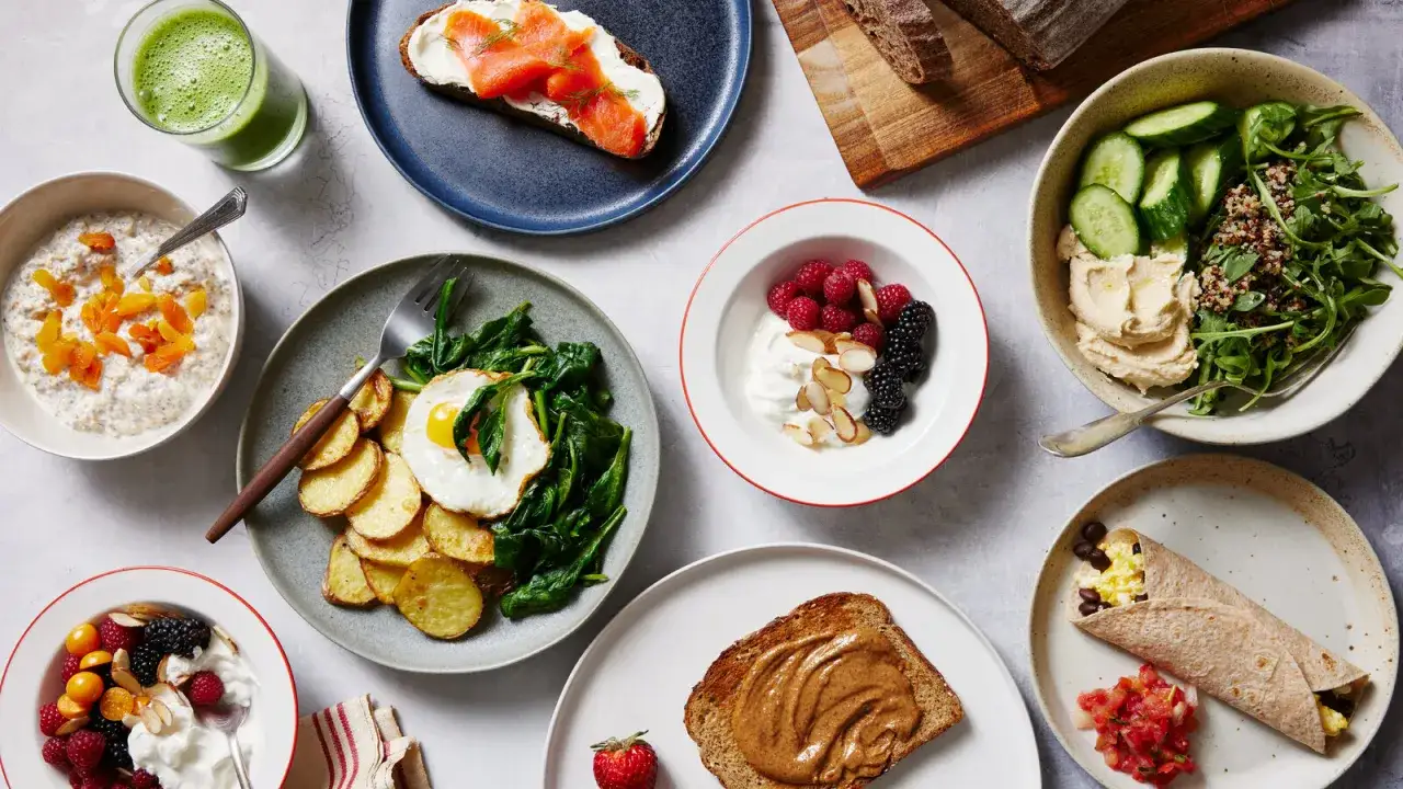 Variet&agrave; di colazioni: porridge, uova, salmone, yogurt, burrito. Quante calorie a colazione? Dipende dalla scelta!