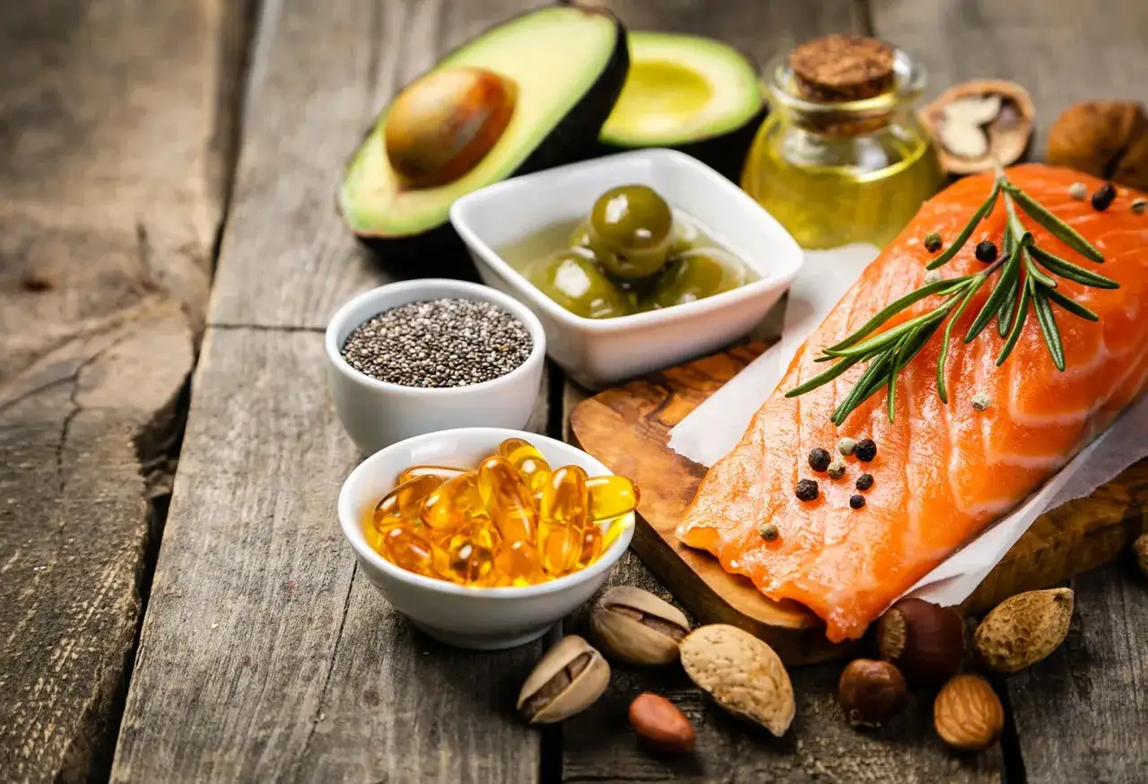 Salmone, avocado, semi di chia, olive, noci e olio: ingredienti ricchi di omega 3 per un cuore sano e un colesterolo sotto controllo.