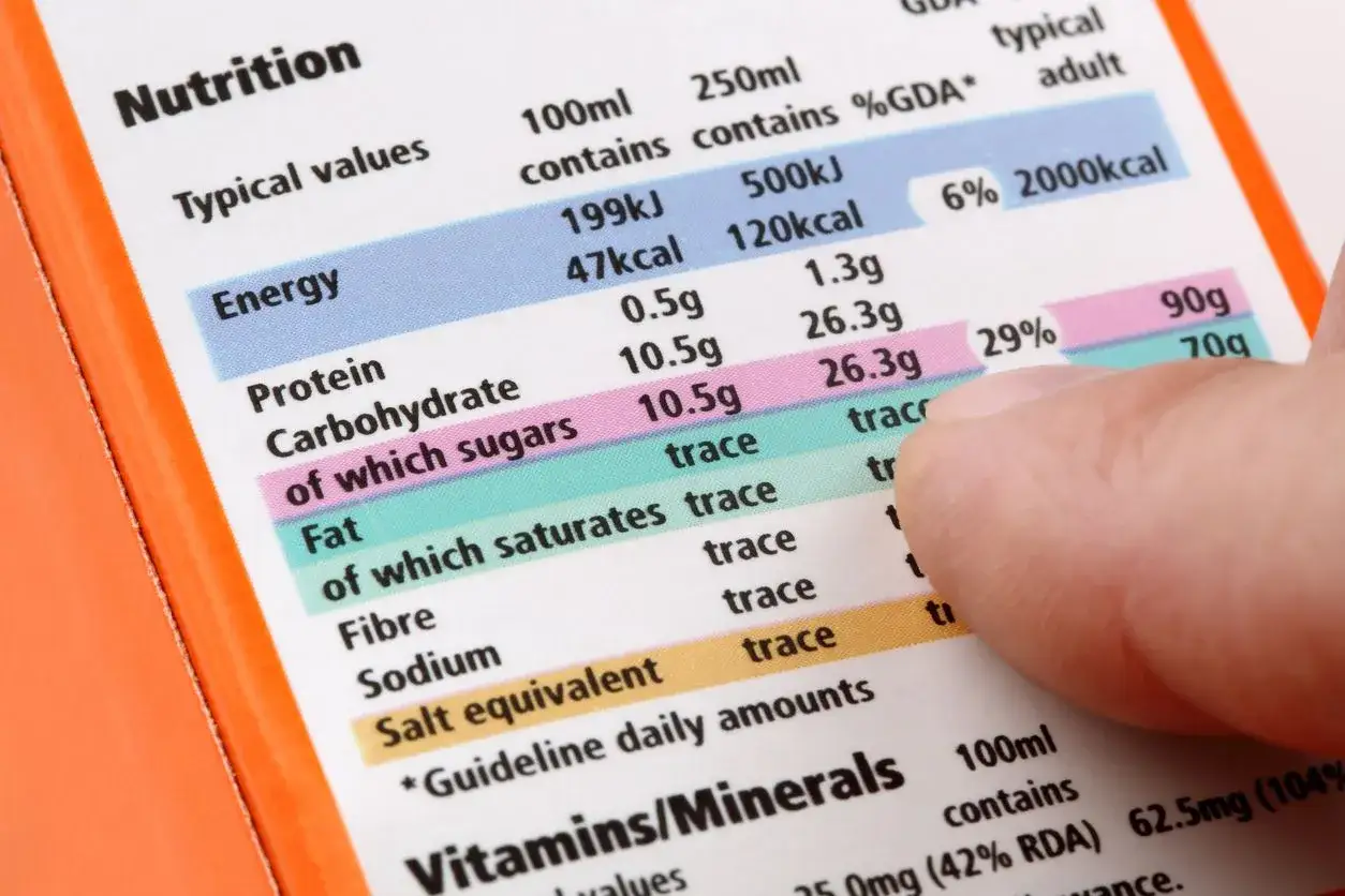 Etichetta nutrizionale con focus sui carboidrati di cui zuccheri, indicando 26.3g per 100ml.