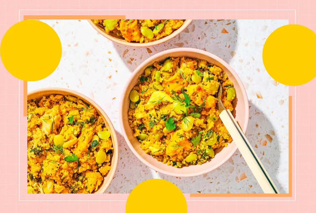 Tre ciotole di quinoa con verdure, un piatto salutare con cereali a basso indice glicemico, guarnito con prezzemolo fresco.