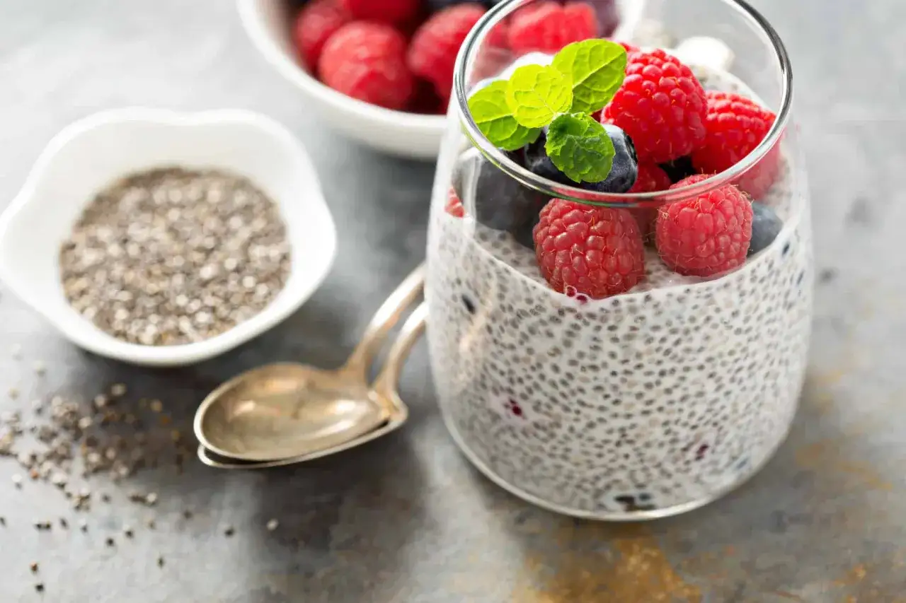 Budino di semi di chia con frutti di bosco, un alleato per sgonfiare la pancia.