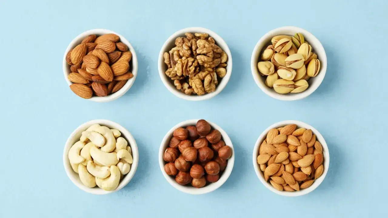Sei ciotole di frutta secca: mandorle, noci, pistacchi, anacardi, nocciole e albicocche. Ottimi per la glicemia.