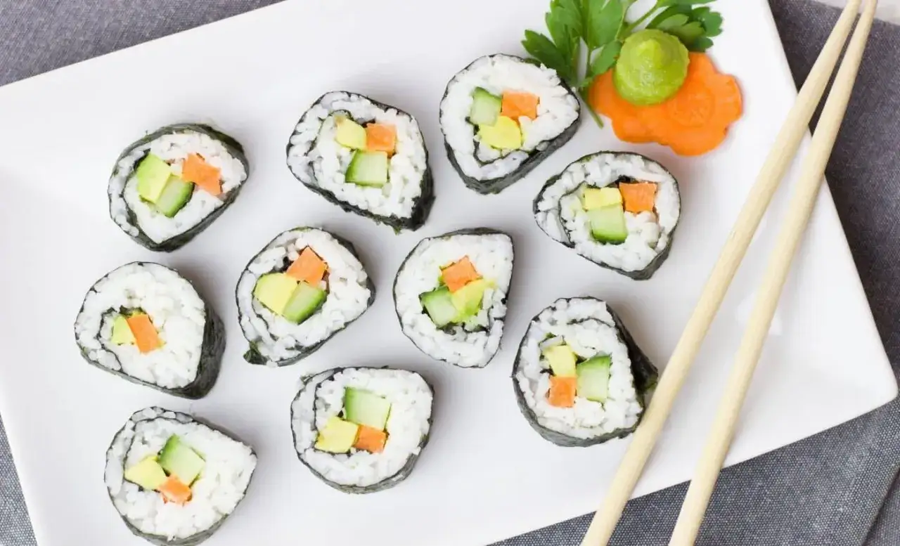 Sushi vegetariani con avocado, cetriolo e carota, un'ottima idea su come sostituire il pesce nella dieta.