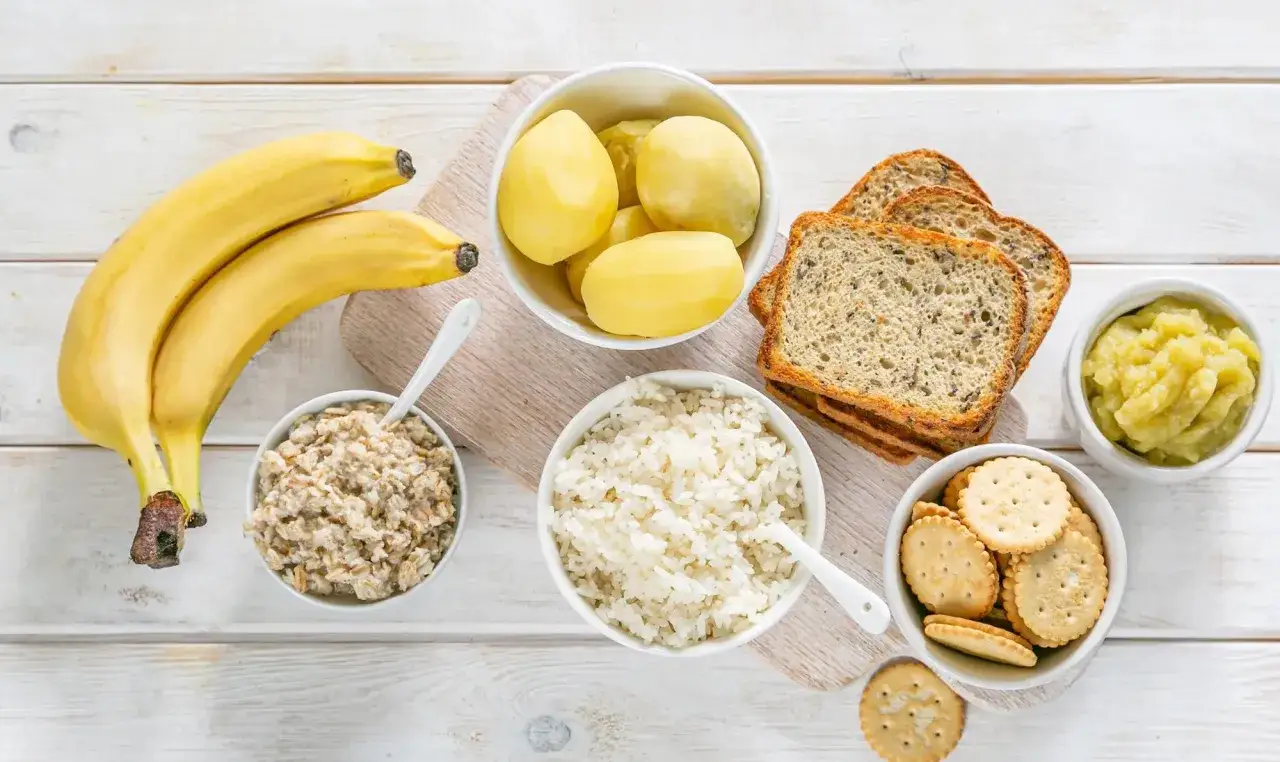 Banane, riso, patate lesse, pane tostato, cracker e mela cotta: ecco cosa mangiare con la gastroenterite per un recupero delicato.